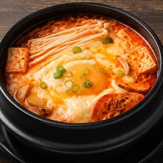 和牛焼肉 和心苑 新橋汐留店のチーズ純豆腐チゲ